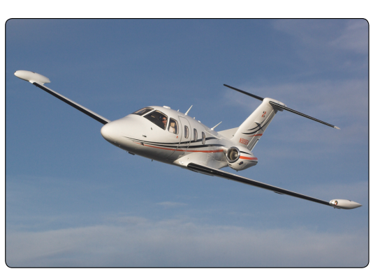 Eclipse 500 초경량 제트(VLJ)가 활주로에서 이륙하는 모습